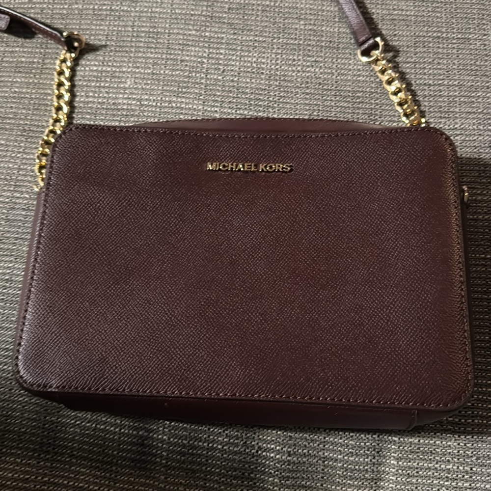 Beautiful maroon Michael Kors crossbody crossbody with gold hardware - Picture 2 of 4